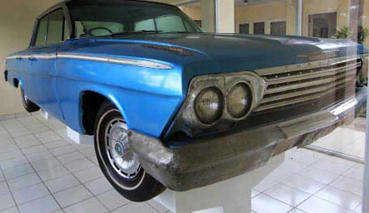 Sebuah mobil sedan merk Chevrolet berwarna biru yang digunakan Pahlawan Revolusi Jenderal TNI Ahmad Yani semasa hidupnya. (Istimewa)