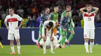 Reaksi kecewa para pemain Timnas Turki setelah kalah 1-2 dari Timnas Belanda usai berakhirnya laga perempatfinal Euro 2024 di Olympiastadion, Berlin, Jerman, Sabtu (6/7/2024). (AP Photo/Antonio Calanni)