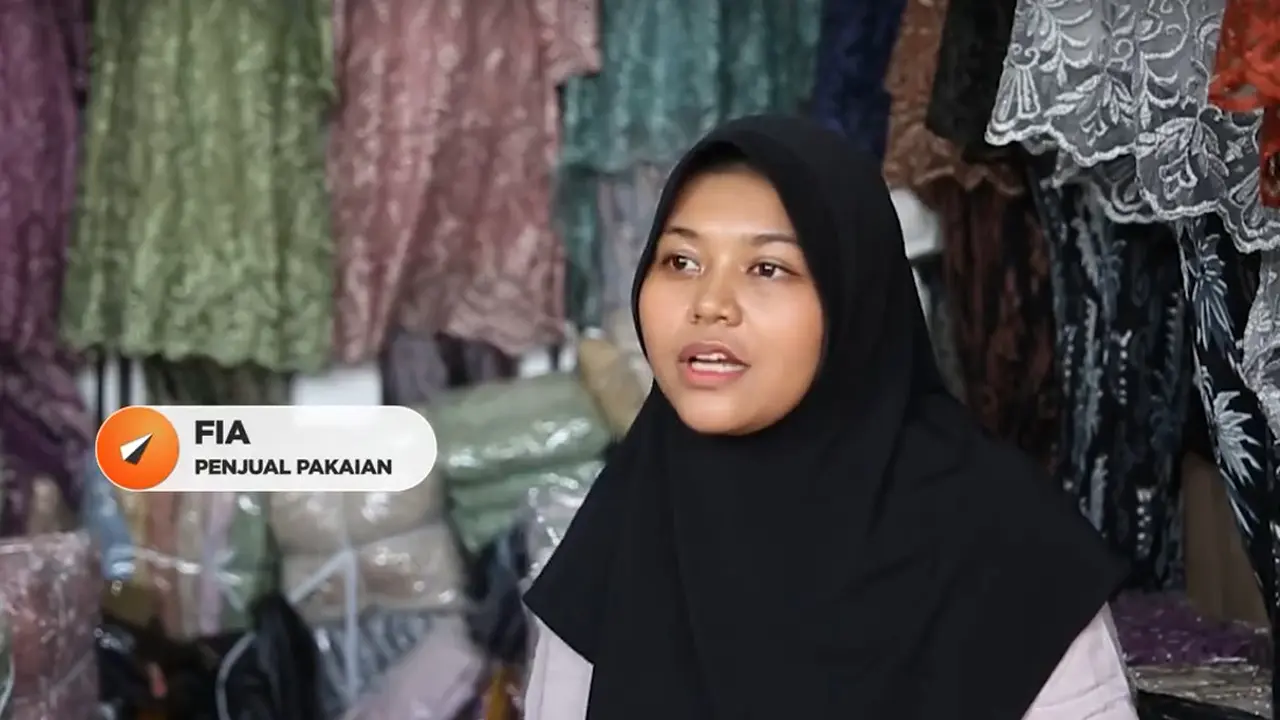 Penjual Pakaian di Pasar Tasik