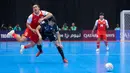 Bertindak sebagai tuan rumah, Indonesia langsung mengambil inisiatif menyerang sejak peluit pertama dibunyikan. Tampak dalam foto, pemain Timnas Futsal Indonesia, Israr Megantara (kiri) saat bertanding pada laga pertama Grup A Piala Asia 2026 melawan Korea Selatan di Indonesia Arena, Jakarta, pada Selasa (27/1/2026) malam WIB. (Bola.com/Bagaskara Lazuardi)