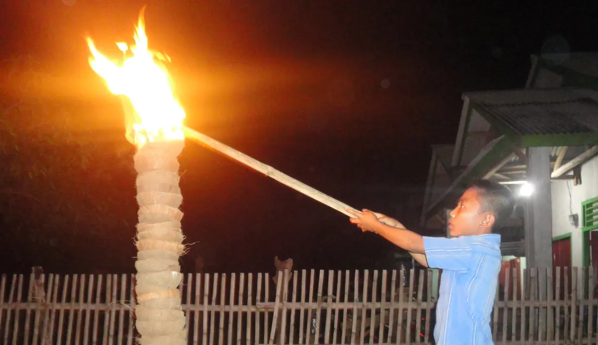 Tradisi Bakar Gunung Api dilakukan oleh Suku Serawai di Bengkulu. Tradisi ini dilakukan saat malam takbiran.  Batok kelapa disusun seperti tusuk sate kemudian dibakar sehingga api membumbung tinggi. (Istimewa) 