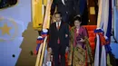 Presiden Joko Widodo (Jokowi) didampingi Ibu Negara Iriana Joko Widodo tiba di Bandara Internasional Wattay, Vientiane, Laos, Senin (5/9) waktu setempat. Kehadiran Jokowi untuk mengikuti KTT ASEAN ke-28 dan ke-29. (Noel CELIS/AFP)