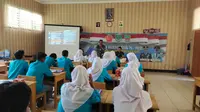 Pelajar SMA Negeri 1 Pebayuran, Kabupaten Bekasi, ikut penyuluhan dan sosialisasi yang diadakan aparat TNI dalam rangka TMMD Ke-115 Kodim 0509/Kabupaten Bekasi. (Liputan6.com/Bam Sinulingga)