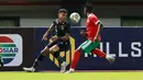 Pemain Timnas Indonesia, Yakob Sayuri, berusaha melewati pemain Burundi pada pertandingan kedua FIFA Matchday di Stadion Patriot Candrabhaga, Bekasi, Selasa (28/3/2023). Kedua tim bermain imbang 2-2. (Bola.com/M Iqbal Ichsan)