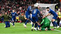 Para pemain Paris Saint-Germain (PSG) merayakan kemenangan di akhir pertandingan leg kedua 16 besar Liga Champions 2024/2025 melawan Liverpool di Stadion Anfield, Inggris pada 11 Maret 2025 waktu setempat atau Rabu (12/3/2025) dini hari WIB. (Oli SCARFF/AFP)