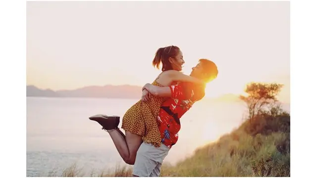 Andrew Andika dan Tengku Dewi Putri saat menikmati sunset berdua, so sweet banget.