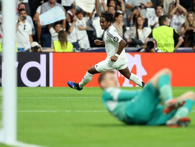 Pemain Real Madrid, Endrick mencetak gol ke gawang VfB Stuttgart pada laga Liga Champions 2024/2025 di Santiago Bernabeu, Madrid, Rabu (18/09/2024) WIB. (AFP/Thomas Coex)