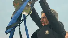 Pelatih  Inter Milan Jose Mourinho mengangkat trofi Liga Champions setelah pertandingan melawan Bayern Munchen di stadion Santiago Bernabeu, Madrid pada 22 Mei 2010. Di Tottenham, Mourinho akan menerima gaji sebesar 15 juta poundsterling per tahun. (AFP/Christophe Simon)