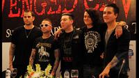 Kelompok musik Avenged Sevenfold (A7X) berfoto bersama jelang konser Asia Tour 2015 Avenged Sevenfold di Jakarta, Sabtu (17/1/2015). (Liputan6.com/Faisal R Syam)
