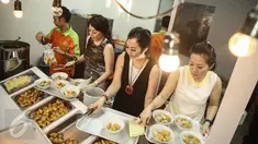 Warung Bakso Djingkrak Sunter di Jalan Danau Sunter Utara, Jakarta, ini sempat menjadi buah perbincangan di media sosial, Kamis (28/4). Bagaimana tidak, empat wanita pemiliknya ikut melayani para konsumen dengan pakaian seksi. (Liputan6.com/Faizal Fanani)
