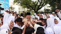 Presiden Prabowo Subianto diserbu oleh sejumlah pelajar yang meminta tanda tangan usai peresmian peraturan pemerintah tentang Tata Kelola Penyelenggaran Sistem Elektronik Dalam Perlindungan Anak di Istana Negara Jakarta, Jumat (28/3/2025). (Foto: Tim Media Prabowo)
