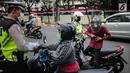 Polisi lalu lintas melakukan tilang terhadap pengendara motor saat razia Operasi Patuh Jaya 2019 di kawasan Kemanggisan, Jakarta, Kamis (29/8/2019). Diketahui, Operasi Patuh Jaya 2019 di wilayah hukum Polda Metro Jaya mulai digelar hari ini hingga 11 September 2019. (Liputan6.com/Faizal Fanani)