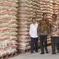 Presiden Jokowi bersama Menteri BUMN Rini Soemarno dan Dirut Bulog Djarot Kusumayakti meninjau stok beras di Gudang Bulog, Jakarta, Jumat (2/10). Jokowi melepas secara simbolis 1.034 ton beras untuk 5 kota besar di Indonesia. (Liputan6.com/Faizal Fanani)