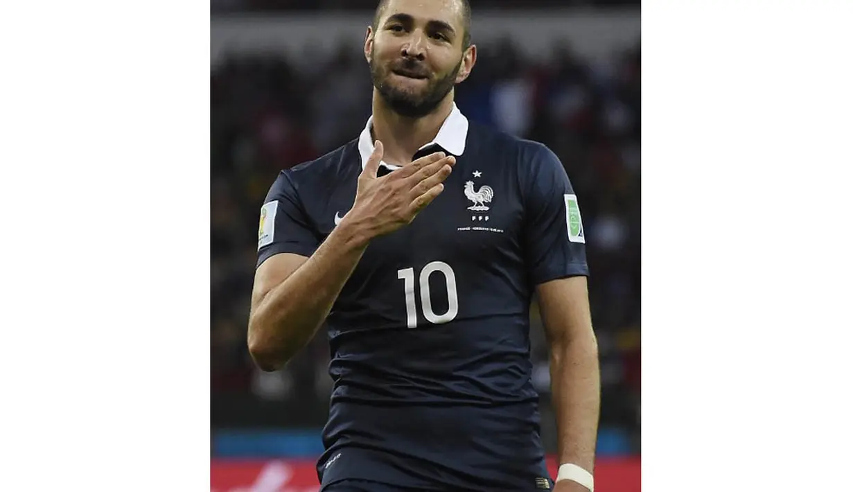 Pemain bernama lengkap Karim Mostafa Benzema ini merupakan pemain Perancis keturunan Aljazair yang bermain di klub raksasa Spanyol, Real Madrid. (AFP PHOTO/Juan Barreto)