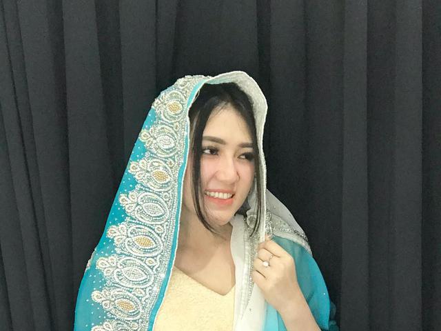Via Vallen Cantik Berhijab Di Video Klip Sempurnakan Langkahku News Entertainment Fimela Com