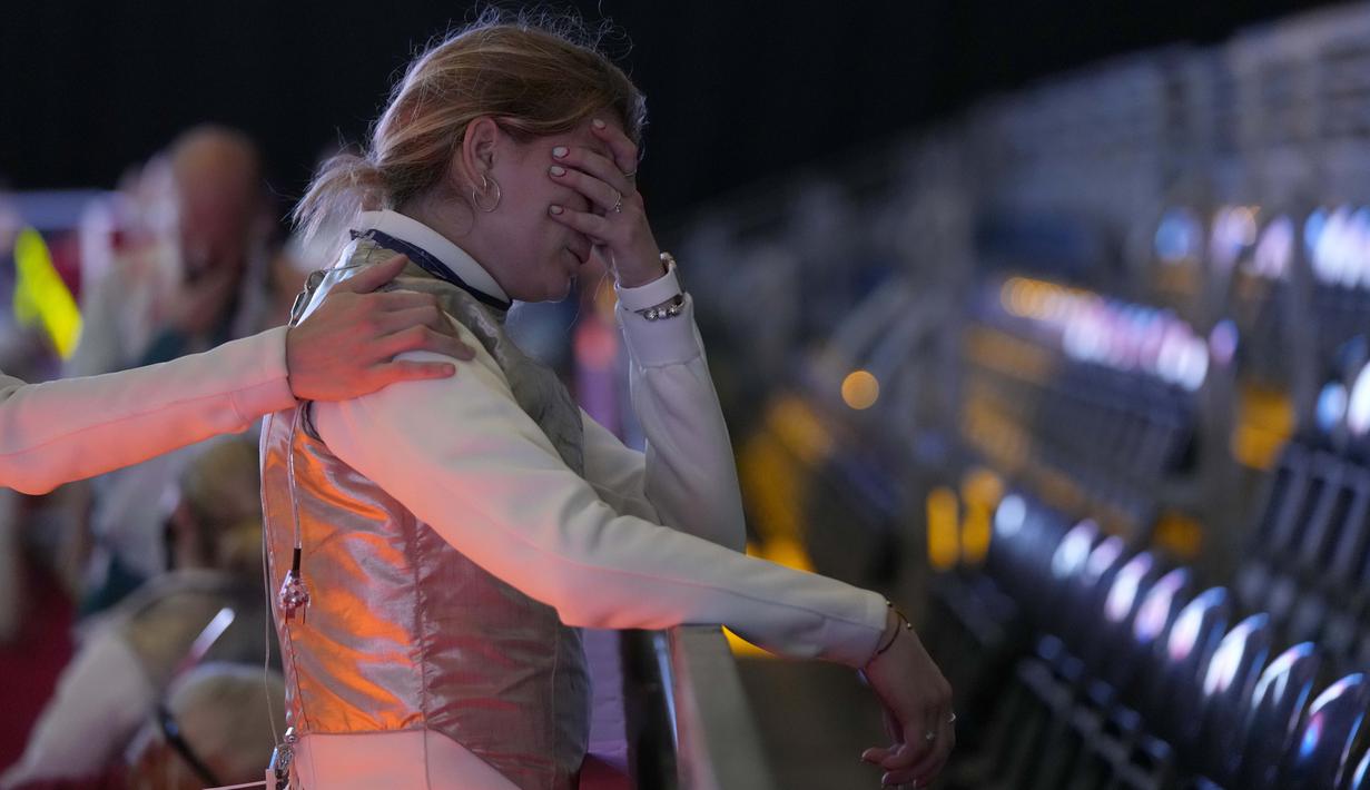 Atlet anggar asal Hungaria, Flora Pasztor menangis setelah timnya kalah dalam pertandingan individu anggar putri di Olimpiade Tokyo 2020, Kamis (29/7/2021). (Foto: AP/Hassan Ammar)