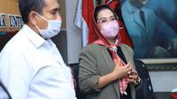 Ketua Fraksi PDI Perjuangan DPRD Jatim Sri Untari Bisowarno saat mendatangi Untag. (Dian Kurniawan/Liputan6.com)