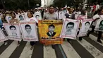Sejumlah kerabat memegang poster bergambar 43 mahasiswa yang hilang dalam protes di Meksiko, (26/8/2015). Para mahasiswa menghilang sejak 26 September 2014 di kota barat daya Iguala. (REUTERS/Henry Romero)