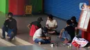Aktivitas penjual jasa perbaikan telepon genggam di sekitar Mall Pusat Grosir Cililitan, Jakarta, Kamis (14/5/2020). Menurut salah satu penjual jasa, aktivitas mereka disebabkan penutupan Mall Pusat Grosir Cililitan sebagai imbas pemberlakuan PSBB.  (Liputan6.com/Helmi Fithriansyah)