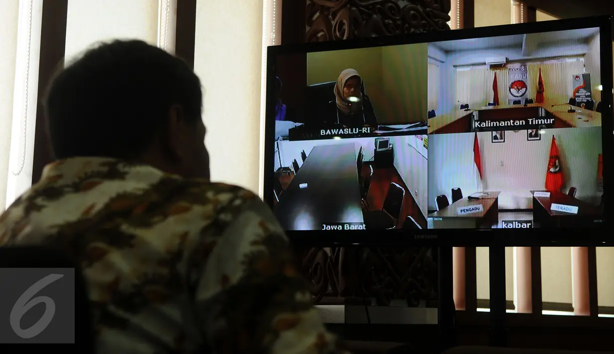 Pengunjung menyimak pembacaan putusan yang disiarkan secara streaming ke berbagai daerah terkait di ruang sidang DKPP, Jakarta, Selasa (26/1/2016). Sidang memutuskan memberi peringatan pada tiga komisioner KPU Kabupaten. (Liputan6.com/Helmi Fithriansyah)