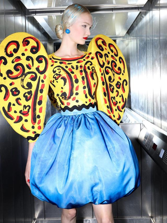 6 Koleksi Baju Unik Moschino di Milan Fashion Week 2019