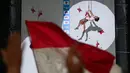 <p>Atlet panjat tebing Indonesia, Raharjati Nursamsa melakukan selebrasi setelah memenangkan nomor speed putra Kejuaraan Dunia Panjat Tebing IFSC 2023 seri Jakarta melawan atlet panjat tebing China, Xinshang Wang di Lot 6, Kompleks Stadion Utama Gelora Bung Karno, Jakarta, Indonesia, Minggu (07/05/2023). Raharjati berhasil mencatatkan waktu 5,11 detik. (Bola.com/Bagaskara Lazuardi)</p>