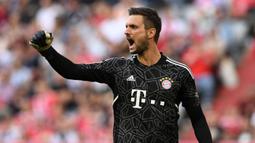 Sven Ulreich. Kiper Jerman berusia 34 tahun ini didatangkan Bayern Munchen secara gratis dari Hamburg SV pada awal musim 2021/2022 dan terikat kontrak hingga Juni 2024. Berstatus pelapis Manuel Neuer, sejauh ini ia telah bermain dalam 16 laga di semua ajang bersama Bayern Munchen. Uniknya Hamburg SV sendiri sebelumnya mendapatkan Sven Ulreich dari Bayern Munchen juga dengan status bebas transfer pada awal musim 2020/2021. (AFP/Christof Stache)