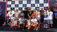 Peselancar muda asal Bali, Rio Waida (ketiga dari kiri bawah), menjadi runner up pada ajang Final Internasional Rip Curl GromSearch 2017 yang berlangsung di Sao Paolo, Brasil, Kamis (4/5/2017). (Rip Curl)