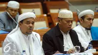 Habib Rizieq Shihab memberikan pernyataan saat mendatangi Komisi III di Kompleks Parlemen Senayan, Jakarta, Selasa (17/1). Kedatangan tersebut terkait bentrok antara FPI dan GMBI di Bandung, Jawa Barat, pada pekan lalu. (Liputan6.com/JohanTallo)