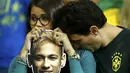 Kesedihan juga dirasakan sepasang kekasih pendukung timnas Brasil, Selasa (8/7/14). (REUTERS/Eddie Keogh)