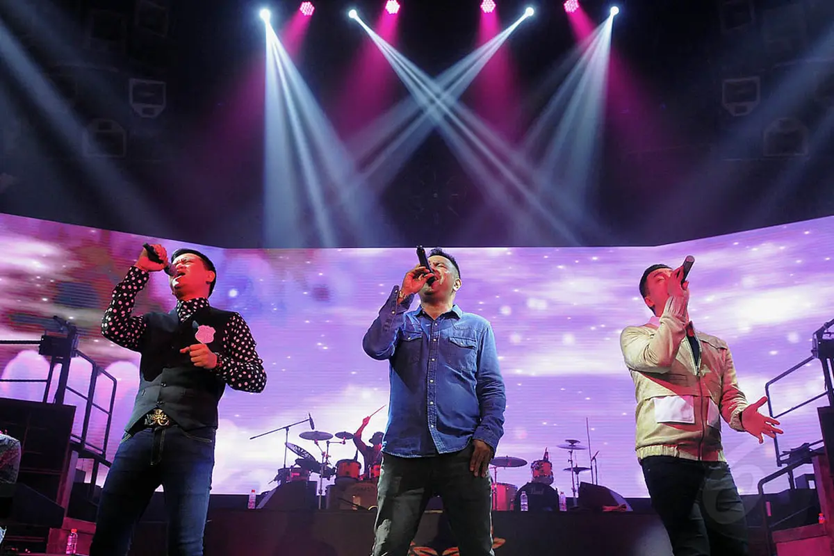 Penampilan Romantis Kahitna di Colosseum Club