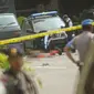 Polisi memeriksa jenazah seorang yang diduga sebagai pelaku bom bunuh diri di Mapolrestabes Medan, Sumatera Utara, Rabu (13/11/2019). Bom bunuh diri meledak di Mapolrestabes Medan sekitar pukul 08.45 WIB. (ATAR/AFP)