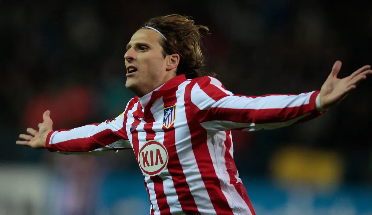 1. Diego Forlan - Forlan memperkuat Atletico selama empat musim dan mencatatkan statistik 96 gol dari 198 laga. Forlan sukses mengantarkan Atletico meraih juara Liga Europa 2009/2010 dan Piala Super Eropa 2010. (AP Photo/Arturo Rodriguez)