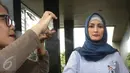 Aktris Inneke Koesherawati bergegas meninggalkan Gedung KPK, Jakarta, Kamis (29/12). Inneke Koesherawati usai meminta izin kepada penyidik KPK untuk menjenguk suaminya, Fahmi Darmawansyah yang ditahan di Rutan Guntur. (Liputan6.com/Helmi Afandi)