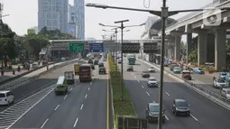 Sejumlah kendaraan melintas di Tol Dalam Kota, Jakarta, Kamis (29/7/2021). Jasa Marga menyebut volume lalu lintas kendaraan di tol turun sebesar 40,97 persen selama masa Pemberlakuan Pembatasan Kegiatan Masyarakat (PPKM) Darurat Jawa-Bali pada 3-20 Juli 2021. (Liputan6.com/Faizal Fanani)