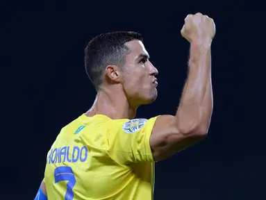 Pemain Al Nassr, Cristiano Ronaldo melakukan selebrasi setelah mencetak gol melalui tendangan penalti ke gawang Al Shorta pada laga semifinal Liga Champions Arab 2023 di Prince Sultan bin Abdul Aziz Stadium, Abha, 9 Agustus 2023. Al Nassr sukses melaju ke babak final setelah menang dengan skor 1-0. (AFP/Abdullah Mahdi)