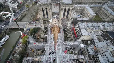 Katedral Notre Dame de Paris digambarkan dari puncak menara di Paris, Prancis, Jumat (8/12/2023). Katedral Notre Dame Paris diperkirakan akan kembali dibuka untuk pengunjung dan umat Katolik pada akhir tahun 2024 setelah kebakaran hebat yang melanda atap gedung pada 15 April 2019. (AP Photo/Christophe Ena, Pool)