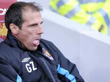 Ekspresi manajer West Ham United, Gianfranco Zola di sela-sela laga EPL melawan Burnley di Upton Park, 28 November  2009. AFP PHOTO/Olly Greenwood