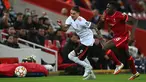 Penyerang Benfica asal Uruguay Darwin Nunez (kiri) berusaha melewati bek Liverpool, Ibrahima Konate dalam pertandingan leg kedua perempat final Liga Champions di stadion Anfield, di Liverpool, pada 13 April 2022. Liverpool akhirnya umumkan Darwin Nunez sebagai pemain baru mereka di bursa transfer musim panas 2022 ini. (AFP/Paul Ellis)
