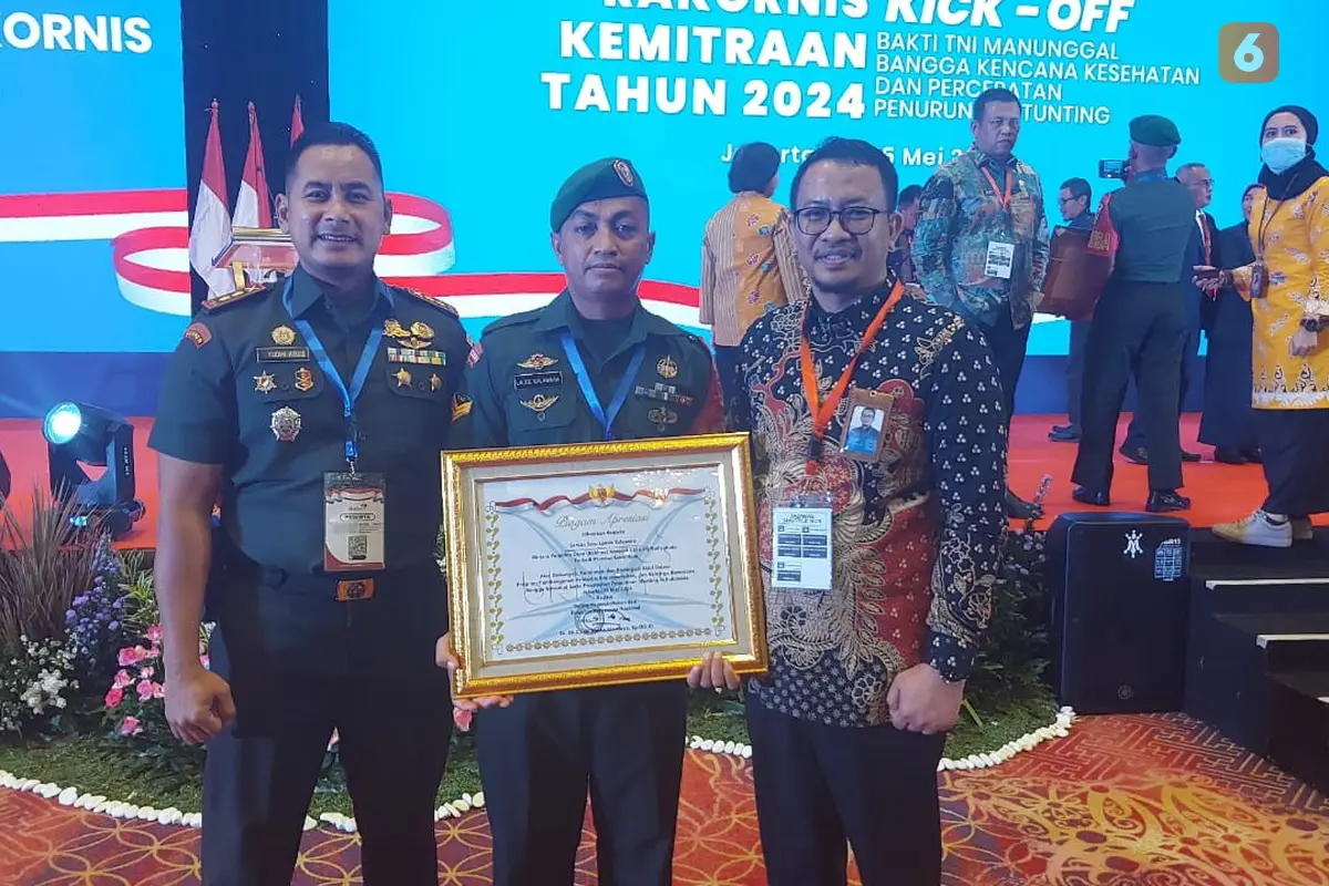 Sertu Laode Kalawara saat menerima penghargaan (Liputan6.com/Istimewa)