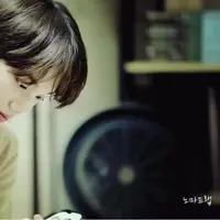 Meskipun masih 24 tahun, akan tetapi aura kebapak-bapakan Kai EXO terlihat saat ia berinteraksi dengan anak kecil. (Foto: twitter.com/kamonchanokRaen)