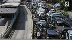 Kondisi lalu lintas semrawut saat penutupan ruas Jalan Veteran akibat adanya sidang sengketa Pilpres 2019 di Gedung Mahkamah Konstitusi (MK), Jakarta, Selasa (18/6/2019). Penutupan Jalan Veteran mengakibatkan kemacetan lalu lintas di sekitar kawasan tersebut. (Liputan6.com/JohanTallo)