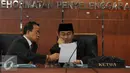 Ketua DKPP, Jimly Asshiddiqie (kanan) membaca berkas saat sidang pengaduan pelanggaran kode etik penyelenggara pemilu dengan teradu Ketua KPU Husni Kamil Manik dan anggota KPU SigitPamungkas, Jakarta, Rabu (8/6/2016). (Liputan6.com/Helmi Fithriansyah)