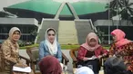 Anggota Komisi IX DPR Rieke Dyah Pitaloka (kedua dari kiri), bersama, Komisioner Komnas Perempuan Masruchah (kedua dari kanan), memberi keterangan pers di Kompleks Parlemen, Jakarta, Jumat (13/2/2015). (Liputan6.com/Andrian M Tunay)