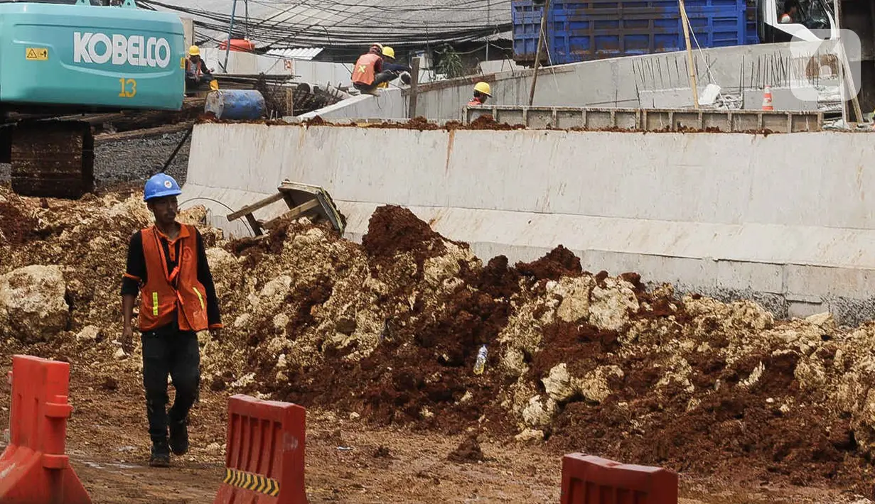 Pekerja menyelesaikan proses pembangunan underpass di Jalan Dewi Sartika, Depok, Jawa Barat, Rabu (16/11/2022). Progres pembangunan underpass yang melintang dari arah Dewi Sartika ke Jalan Margonda Raya dengan panjang penanganan 970 meter dan panjang underpass 470 meter itu sudah mencapai 70 Persen. (Liputan6.com/Herman Zakharia)