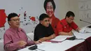 Dihadapan sejumlah wartawan di Jakarta, (17/8/2014), Sekjen PDI-P Tjahjo Kumolo (kiri), memberikan keterangan perihal pelaksanaan Rakernas yang akan berlangsung di Kota Semarang pada 19-21 September 2014 mendatang. (Liputan6.com/Helmi Fithriansyah)