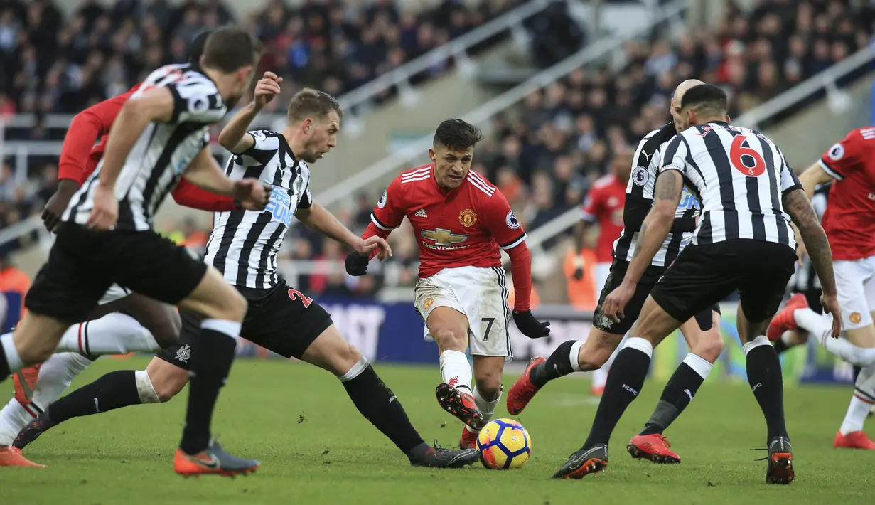 Pemain Manchester United, Alexis Sanchez (tengah)  menerobos pertahanan Newcastle United pada laga Premier League di St James' Park, Newcastle, (11/2/2018). Necastle menang 1-0 atas Manchester United. (AFP/Lindsey Parnaby)