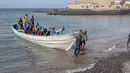 Sebuah kapal yang membawa 41 migran yang berangkat dari Senegal mendarat di Kepulauan Canary, Spanyol, demikian disampaikan layanan darurat pada Kamis, sementara tim penyelamat terus mencari tiga kapal lainnya yang hilang dari Senegal. (Handout / SPANISH RED CROSS / AFP)