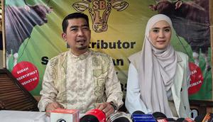 Ustaz Solmed dan April Jasmine mendatangi kawasan Jati Makmur, Bekasi, untuk memilih langsung hewan kurban yang akan disembelih pada Iduladha 2026.