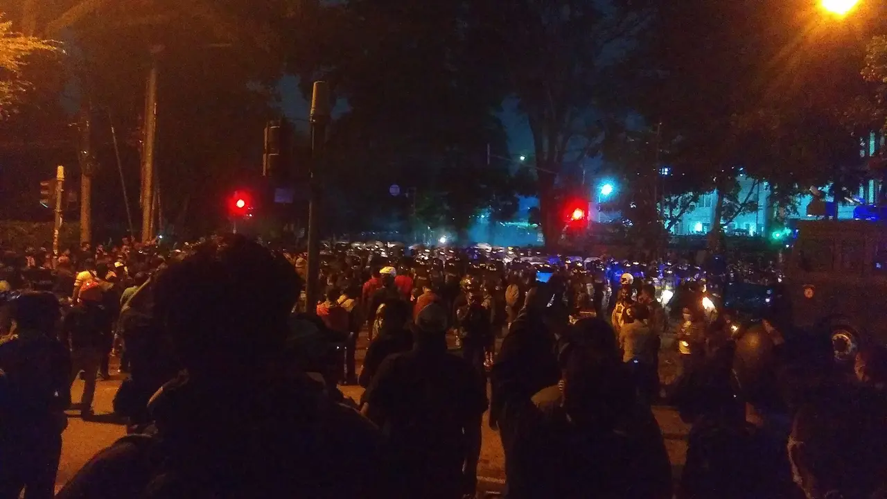 Demonstrasi menolak Omnibus Law dan UU Cipta Kerja rusuh. (Foto: Liputan6.com/Arie Nugraha)